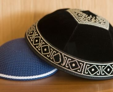 Kippah and Yarmulke: Meaning & Traditions Guide