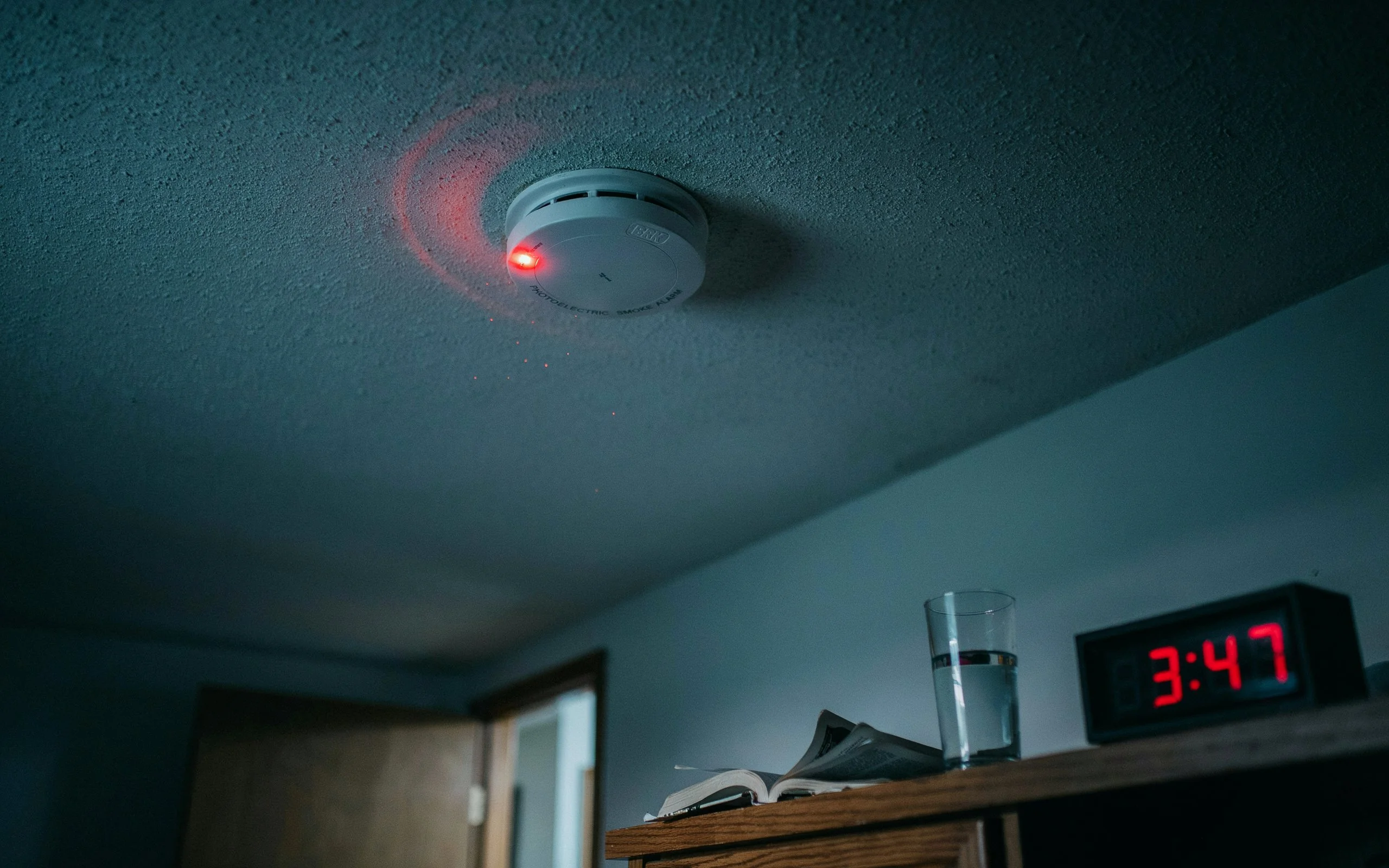 smoke-detector-beeping-causes-fixes